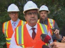 Denis Coderre , Montreál polgármestere (középen) a közösségi postaláda beton talpazatát verte szét egy légkalapáccsal. Fotó: CBC.