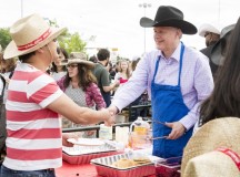 Stephen Harper, Kanada miniszterelnöke egy barbecue-n Calgary-ben.