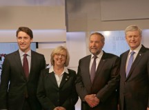 Kormányfő-jelöltek (balról): Justin Trudeau (Liberális), Elizabeth May (Zöld), Tom Mulcair (Új Demokrata), Stephen Harper (Konzervatív).