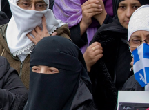 Niqabot viselő nők tiltakoznak Montreálban egy szekularizációs törvény ellen. Fotó: Peter McCabe / Canadian Press.