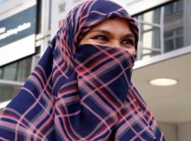 Zunera Ishaq, a kanadai Szövetségi Fellebbező Bíróság épülete előtt nyilatkozik újságíróknak Ottawában. Döntés született: arckendővel takarhatja el arcát, amikor a bevándorló állampolgársági eskütételt tesz, Photo: Canadian Press / Patrick Doyle.