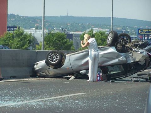 Karambolozott a szőke nő