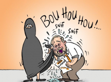Tom Mulcair, a baloldal kormányfő-jelöltje beletörli könnyes szemeit egy muszlim niqabba. A karikatúra a montreáli Le Devoir című lapban jelent meg, a Garnotte nevű karikatúrista rajzolta.