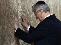 Stephen Harper kanadai miniszterelnök a Siratófalnál. Ezzel a fotóval árasztották el a konzervatív a jelentős zsidó lakossággal rendelkező választókerületeket.