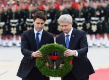 Justin Trudeau, Kanada újonnan megválasztott liberális miniszterelnöke a baloldalon és Stephen Harper leköszönő konzervatív kormányfője a jobboldalon. Egyött koszorúztak... Fotó: CTV News.