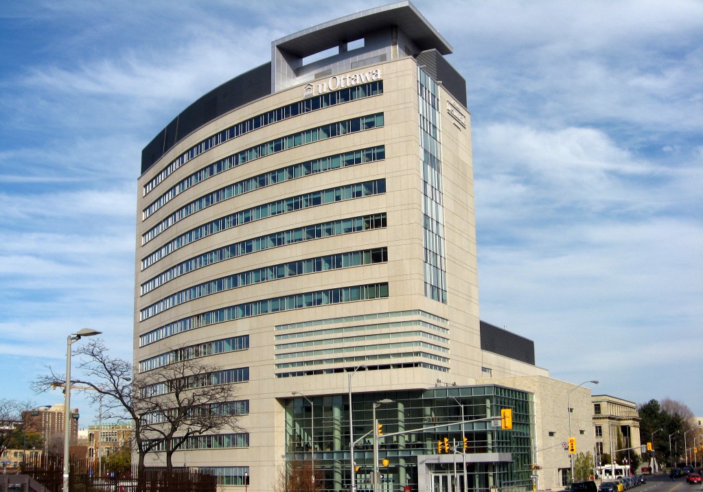 Az Ottawai Egyetem Desmarais épülete.