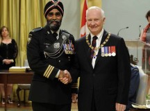 Harjit Sajjan (baloldalon), Kanada új honvédelmi minisztere David Johnston főkormányzóval.