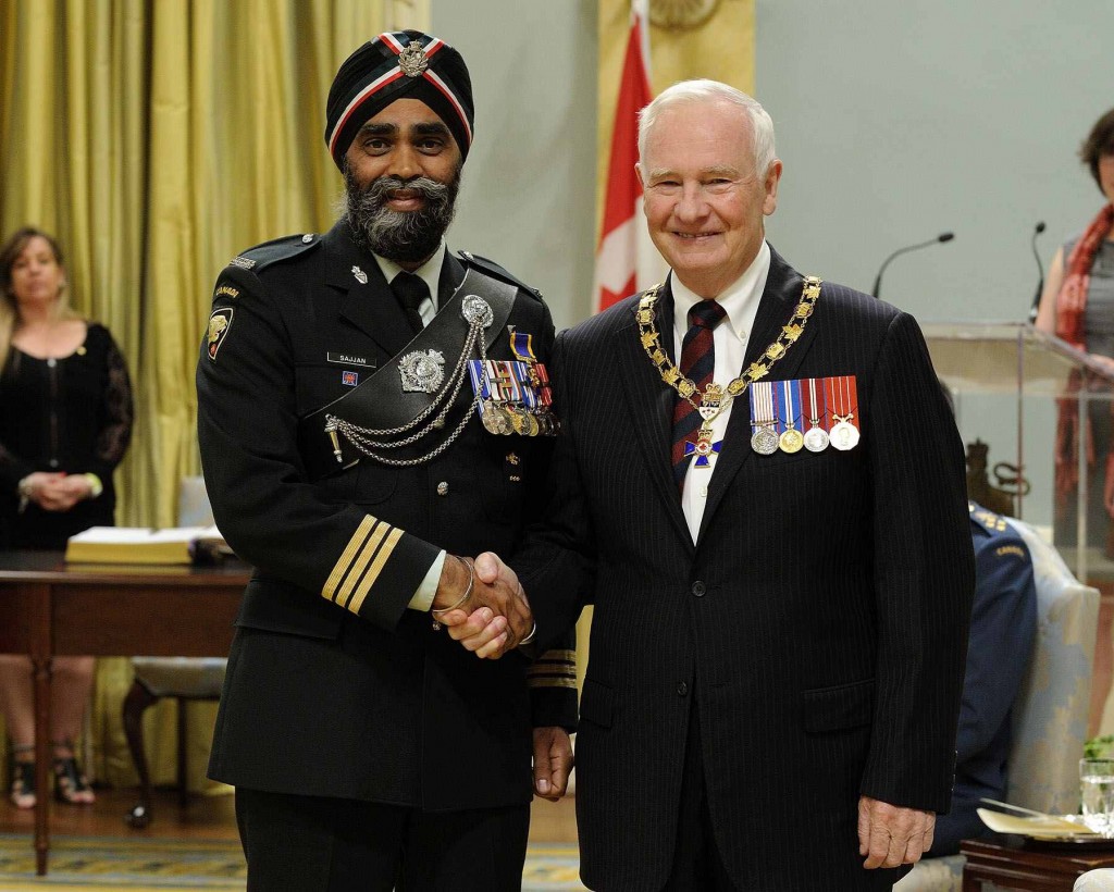 Harjit Sajjan (baloldalon), Kanada új honvédelmi minisztere David Johnston főkormányzóval.