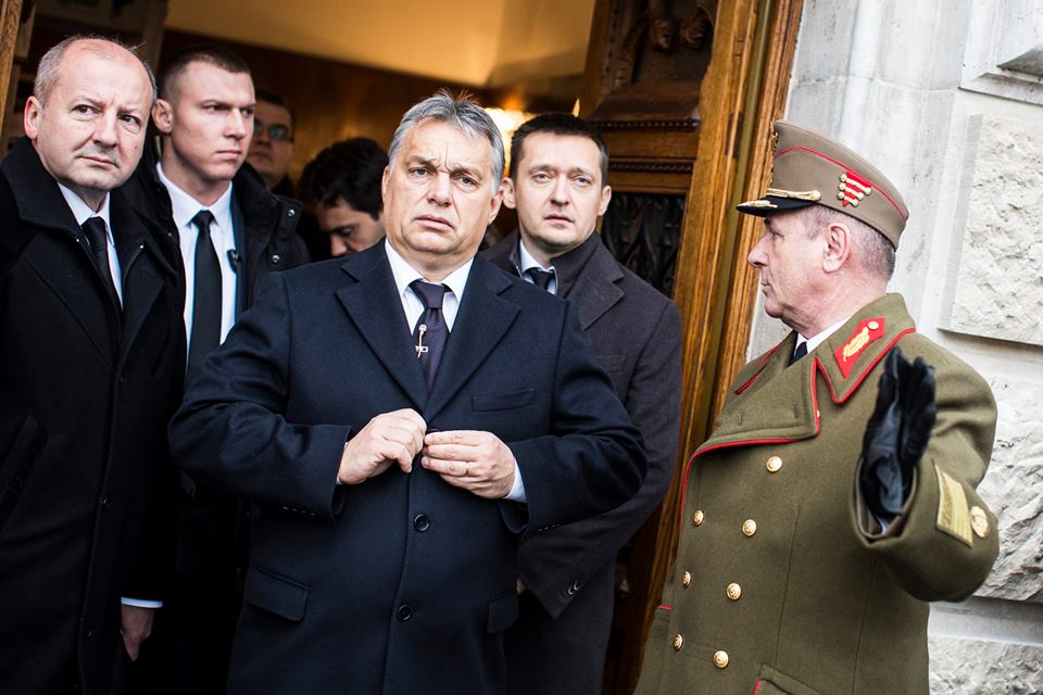Orbán Viktor Budapesten a parlament előtt, november 14-én. Fotó: Facebook.