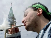 Marihuanát szívnak Ottawában, a kanadai parlament előtt. (Fotó: CBC)