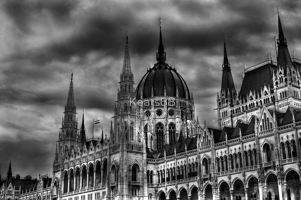 Storm clouds over Hungary's parliament. Fotó: redbubble.net