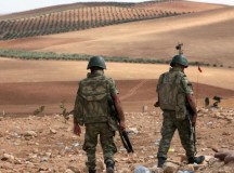 Török katonák Szíria határán, Kobani városához közel. Fotó: Associated Press.