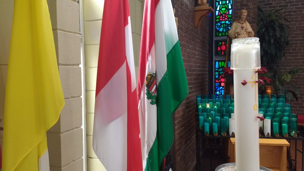 Vatikáni, kanadai és magyar zászlók az ottawai St. Elizabeth Parish-ben. Fotó: C. Adam.