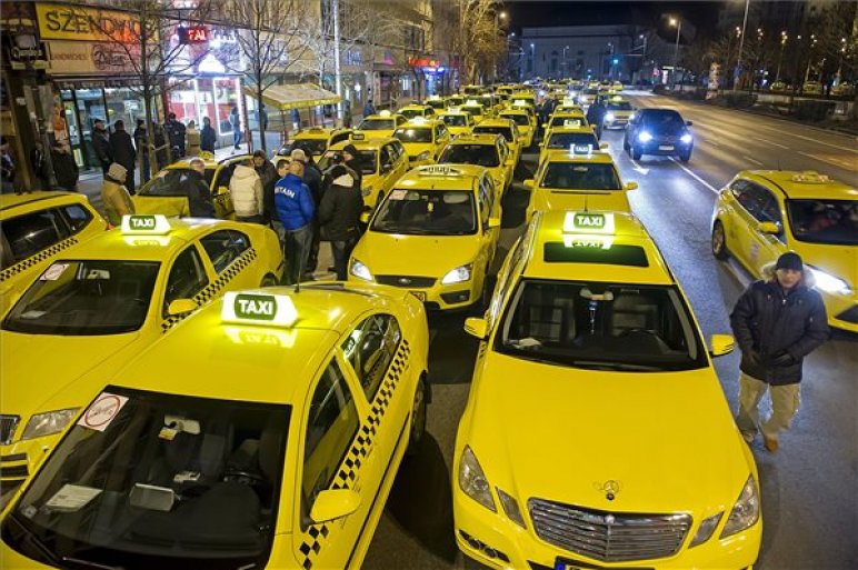 Taxisblokád Budapest belvárosában, január 18-án. Fotó: MTI.
