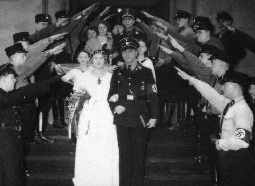Egy náci esküvő.