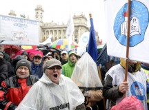 Résztvevők a pedagógusok tüntetésén a budapesti Kossuth téren 2016. február 13-án. A Pedagógusok Szakszervezetének demonstrációjához 48 szervezet csatlakozott. MTI Fotó: Kovács Tamás.