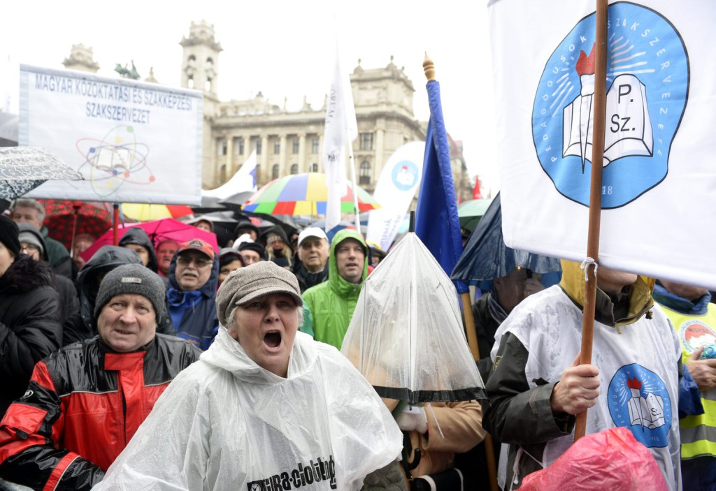 Résztvevők a pedagógusok tüntetésén a budapesti Kossuth téren 2016. február 13-án. A Pedagógusok Szakszervezetének demonstrációjához 48 szervezet csatlakozott. MTI Fotó: Kovács Tamás.