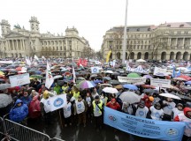 Résztvevők a pedagógusok tüntetésén a budapesti Kossuth téren 2016. február 13-án. MTI Fotó: Kovács Tamás.