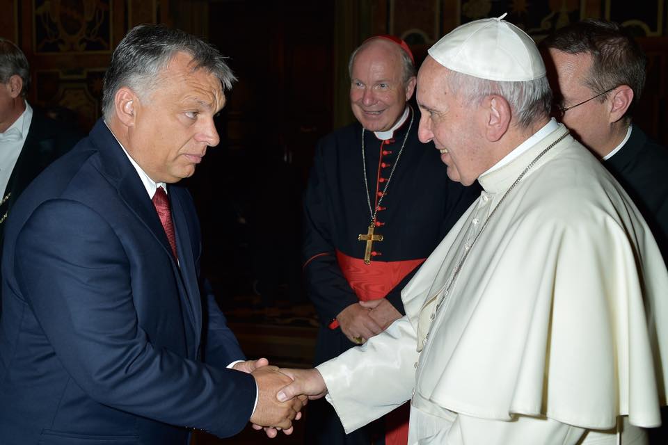 Orbán pápai kézfogása.