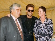 George Michael (középen) a szüleivel.