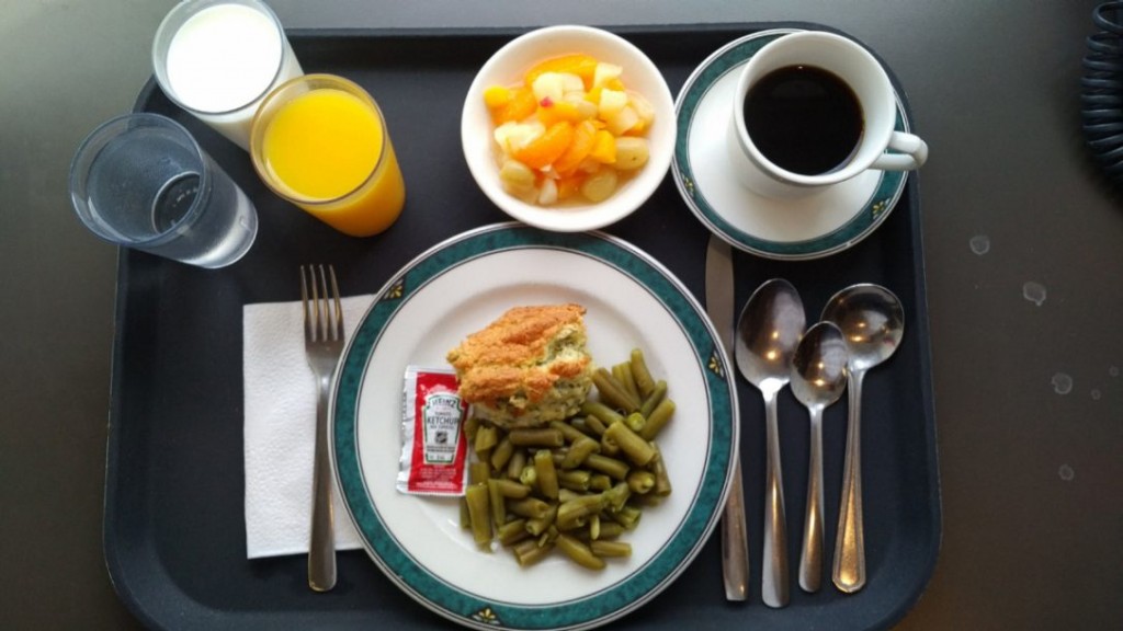 Ezt az ebédet egy Ontario-i idősek otthonában szolgálják fel: zöldbab, spenót felfújt és kompót. 