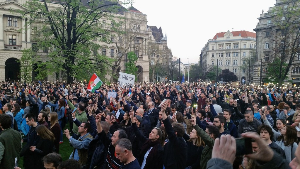 Szabad ország, szabad CEU, szabad gondolat! Tüntetés: 2017. április 9., Budapest, Ybl Miklós tér. (Készítette: Garai-Édler Eszter)