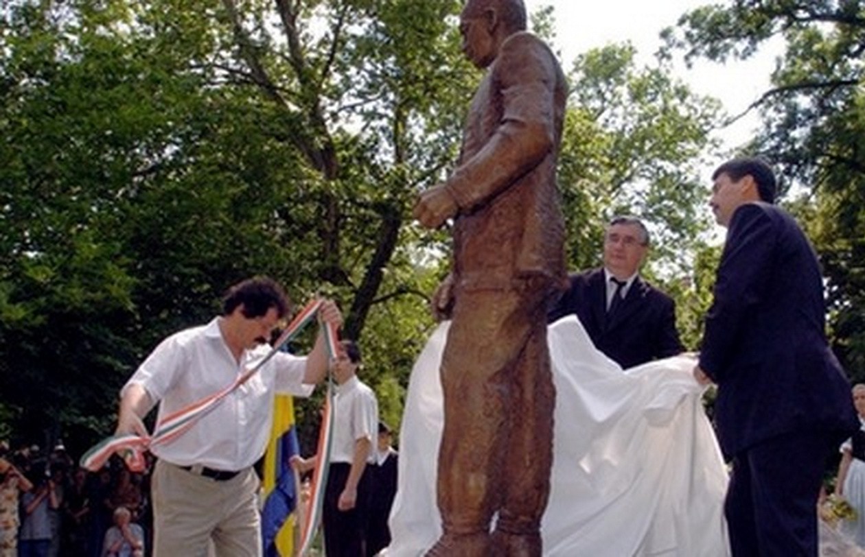 Wass Albertnek százhat szobra van szerte az országban. Az Orbán-kormány főméltóságai (pl. Áder János köztársasági elnök) erőszeretettel szerepet vállalnak az avatásokon.