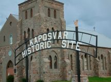 Kaposvar, Saskatchewan. A korábbi magyar település ma az Esterhazy nevű város része. Kaposvár temploma látható a képen, ami ma római katolikus zarándokhely.