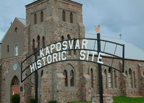 Kaposvar, Saskatchewan. A korábbi magyar település ma az Esterhazy nevű város része. Kaposvár temploma látható a képen, ami ma római katolikus zarándokhely.