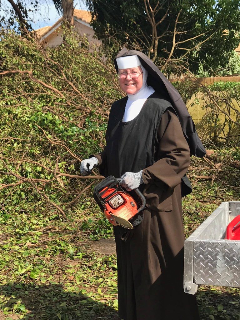 A munkás apáca — Láncfűrésszel szolgálja közösségét Margaret Ann nővér