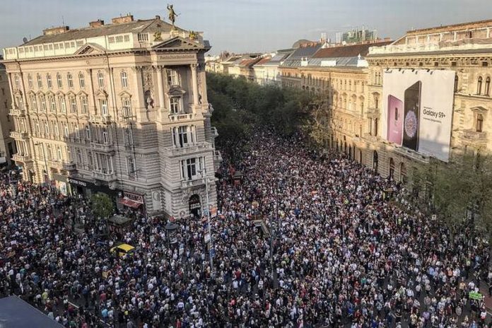 Ez a tömeg nagyobb és erősebb Orbánnál — Mi vagyunk a többség!