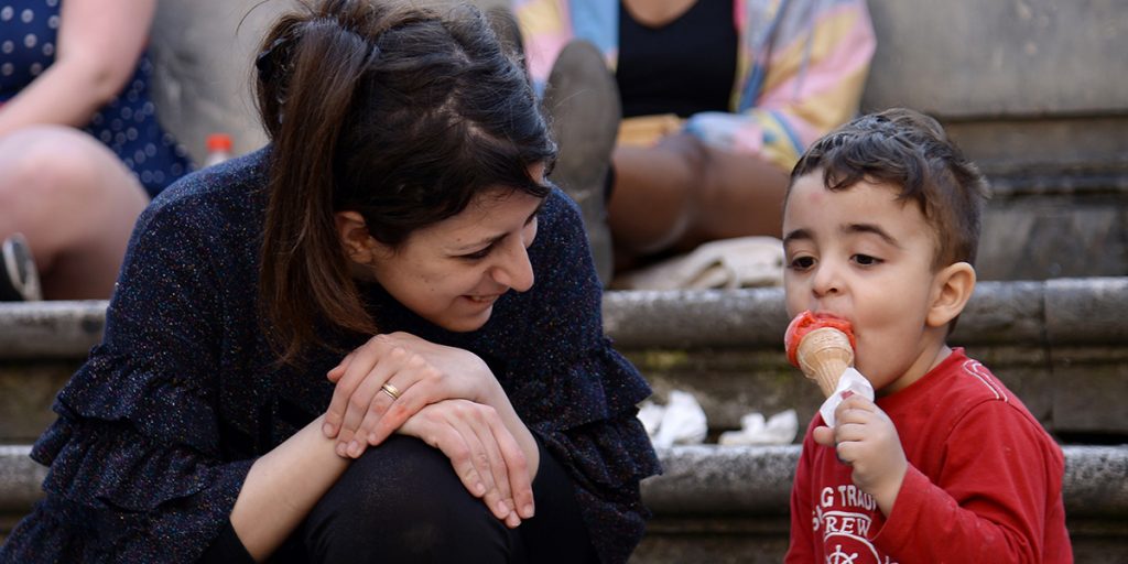Fagylalt nyújt a pápa migráns gyerekeknek. Fotó: AFP.