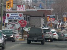 Montreal Road, Ottawában. A Salvation Army Thrift Store táblája a baloldalon.