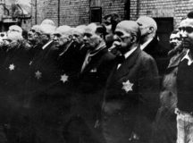 A képen a kistarcsai lágerbe deportált zsidók láthatók (Fotó: Újkor.hu)