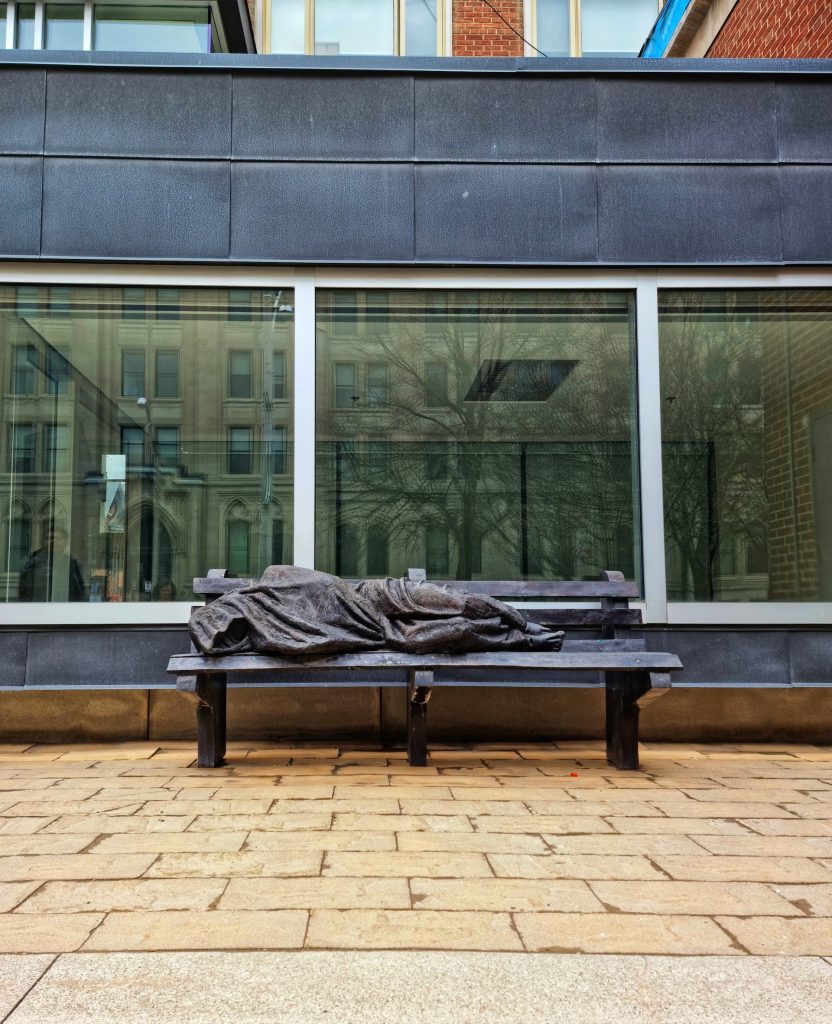 Ashwini Chaudhary(Monty) / "Hajléktalan Jézus" szobor Torontóban