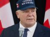 Doug Ford, Ontario kormányfője -- "Kanada nem eladó" sapkában.