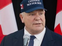 Doug Ford, Ontario kormányfője -- "Kanada nem eladó" sapkában.