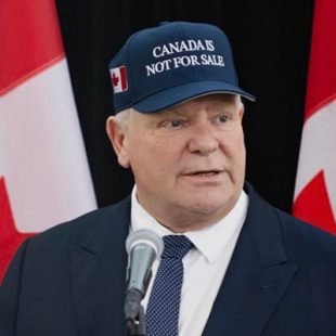 Doug Ford, Ontario kormányfője -- "Kanada nem eladó" sapkában.